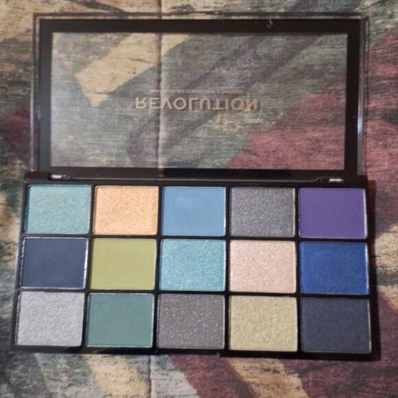 Revolution Other - ✨ Revolution Reloaded – “Deep Dive” Eyeshadow Palette ✨